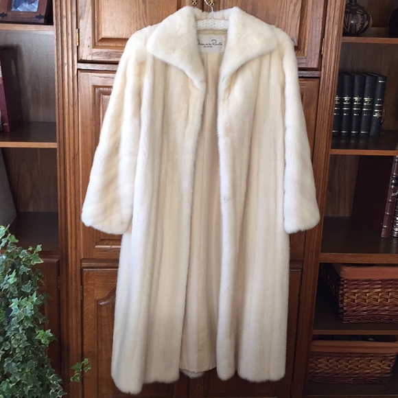 Oscar de la Renta Jackets & Blazers - Pristine, full length white mink coat